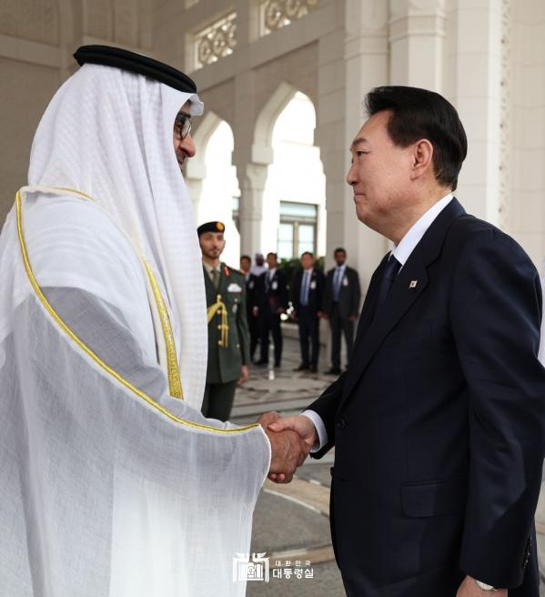 [포토]윤석열 대통령, UAE 모하메드 대통령을 만나 악수를 나누고 있다.