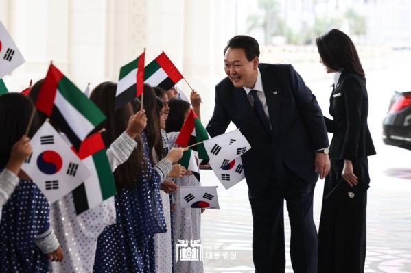 [포토]尹 대통령 부부,UAE 방문해 공식환영식을 받고 있다.