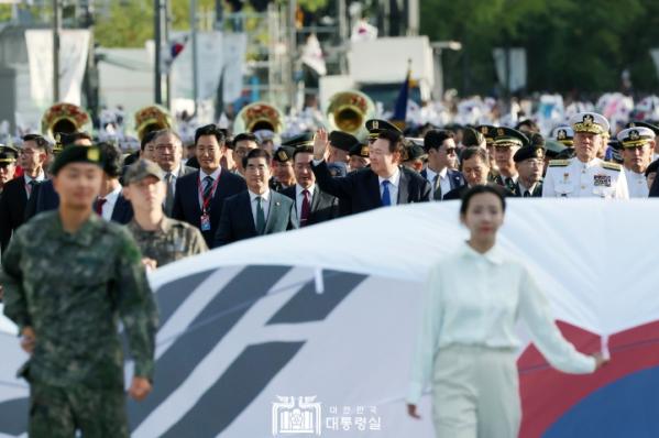 尹 대통령, 건군 76주년 국군의 날 기념식, 경축연 주재 및 시가행진 주관…안보 의지 강조