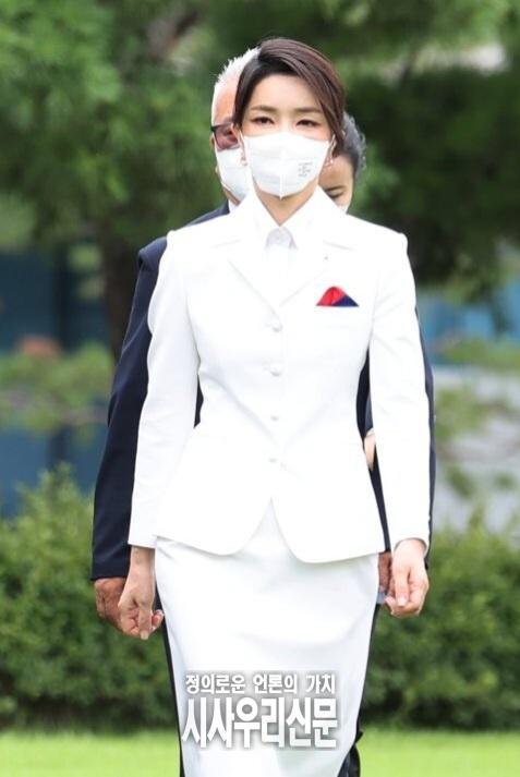 [포토]제77주년 광복절 경축식에 입장하고 있는 김건희 여사